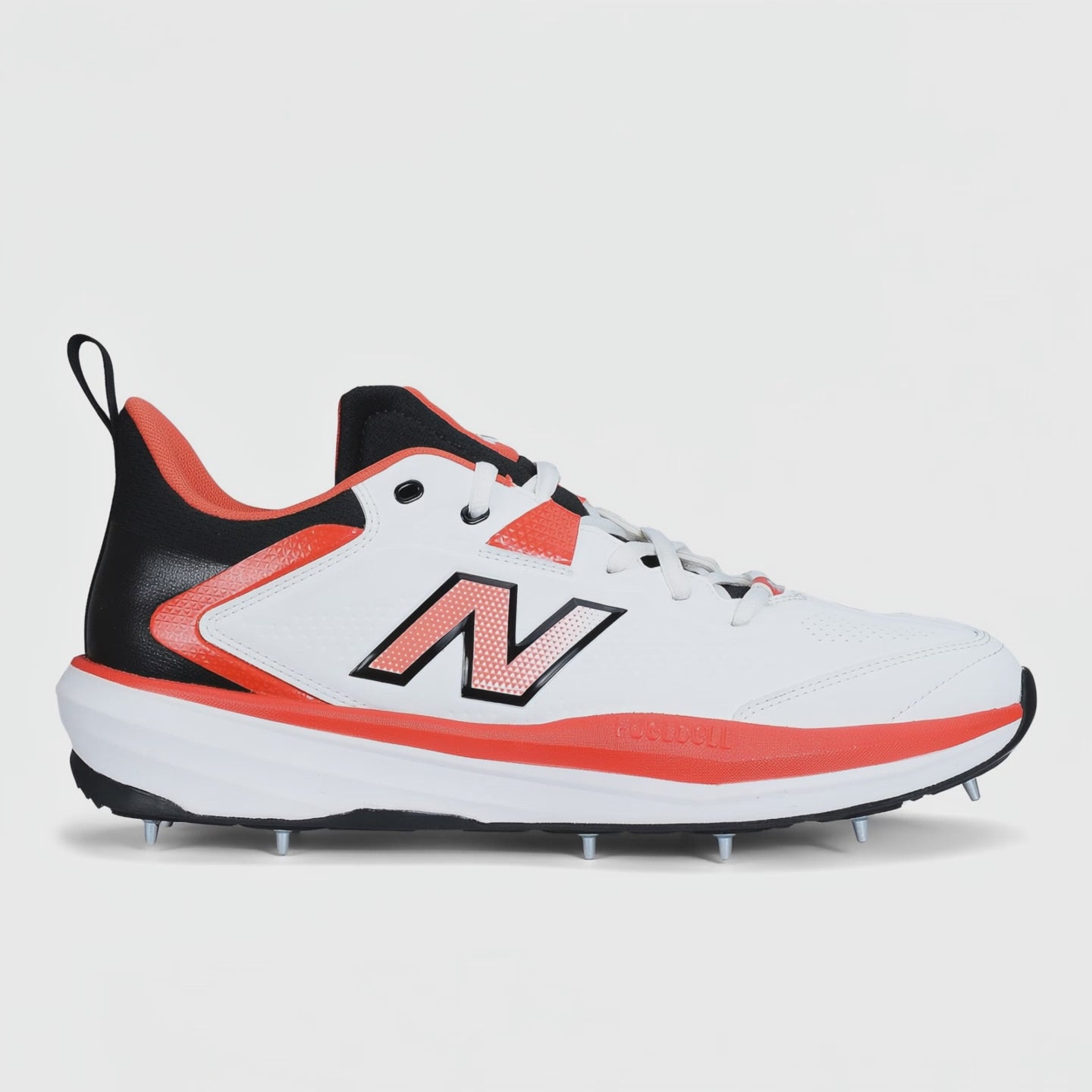 Load video: New Balance CK4030 V6 Cricket Spike Shoes 360-degree video