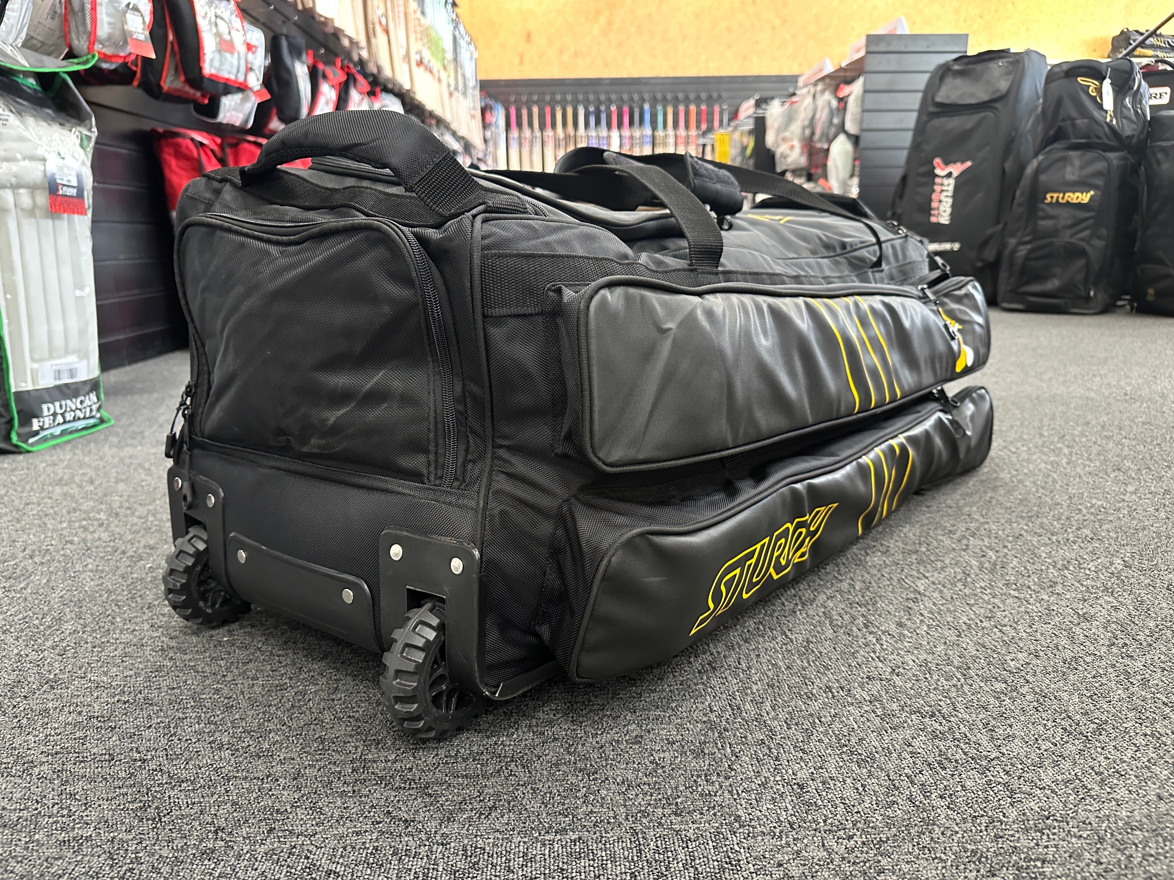 Sturdy Komodo Wheel Cricket Bag